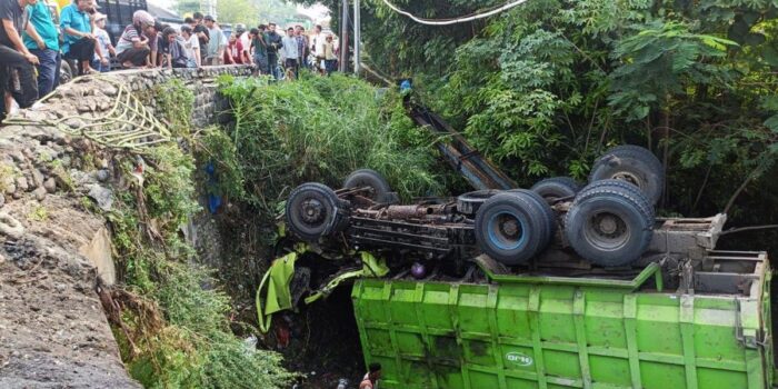 Berita Truk Tabrak Sejumlah Motor dan Pikap di Probolinggo: 4 Orang Tewas