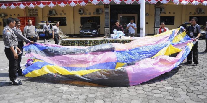 Berita Balon Udara Raksasa Berisi Petasan Jatuh di Rumah Warga Ponorogo