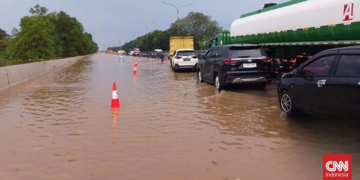 Berita Hujan Deras, Tol Jakarta-Tangerang KM 24 Terendam Banjir