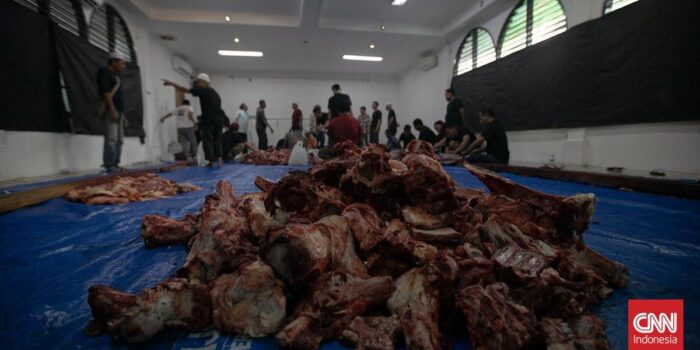 Berita Tradisi Unik ‘Manampuang’, Bagi Daging Kurban Tanpa Kupon di Agam