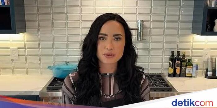Pahami- Demi Lovato Diejek Gegara Nekat Bikin Buku Resep