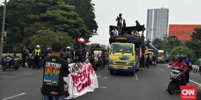 Berita Sopir Truk Demo Tolak Zero ODOL, Jalan Ahmad Yani Surabaya Diblokade