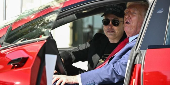 Berita Trump Mau Jual Tesla Buntut Pecah Kongsi dengan Elon Musk