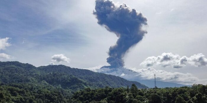 Berita Gunung Marapi Meletus Sembur Abu Vulkanik & Pijar Api Hingga 700 M