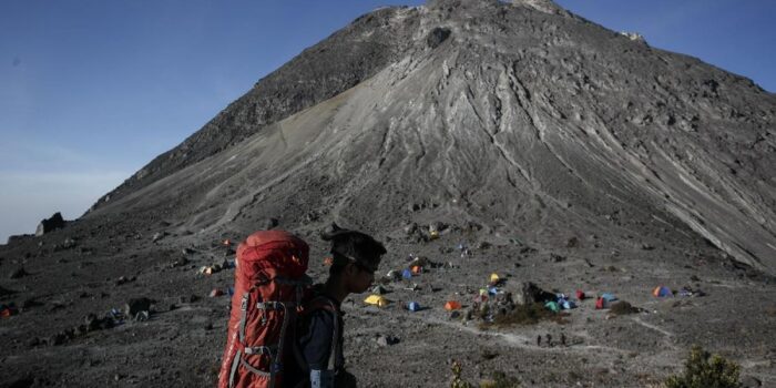 Berita Pendaki Viral Nekat Naik Puncak Merapi Disanksi Bersih-bersih 3 Bulan