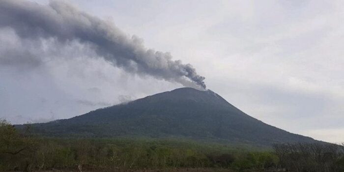 Berita Gunung Ili Lewotolok Erupsi Minggu Siang, Semburan Abu 600 Meter