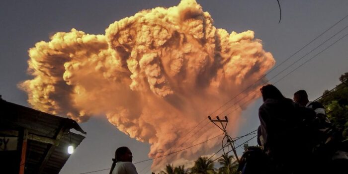 Berita Erupsi Lewotobi Laki hingga Dua Pesawat Haji Diteror Bom