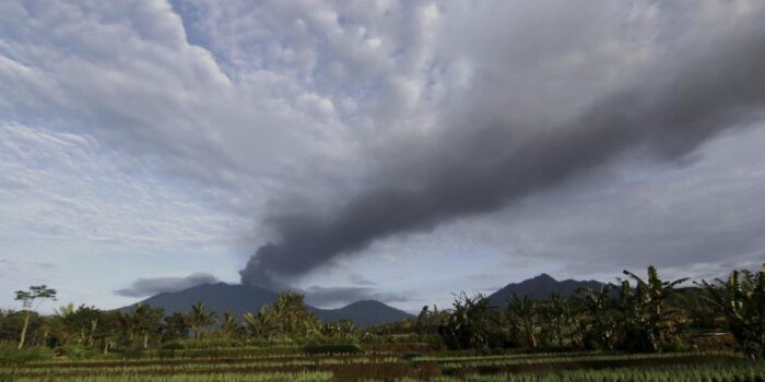 Berita Gunung Raung Dua Kali Erupsi, Semburan Abu Vulkanik Capai 900 Meter