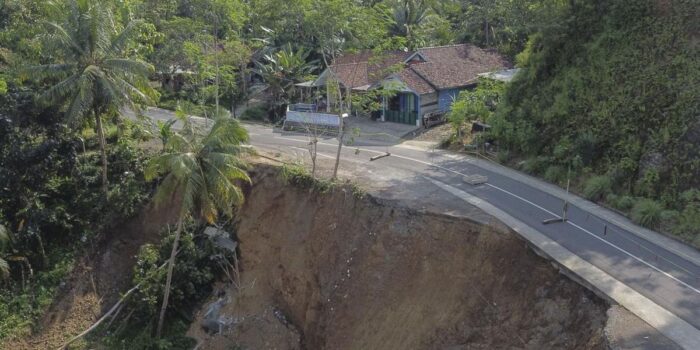 Berita Tebing di Ambon Longsor, Satu Orang Tertimbun
