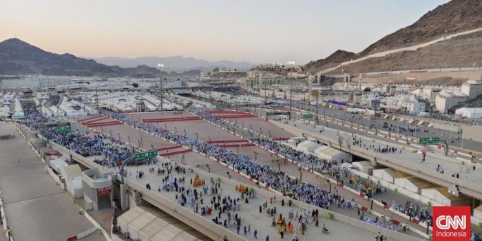 Berita Semangat Jemaah Haji Asal Indonesia Lempar Jamrah di Jamarat