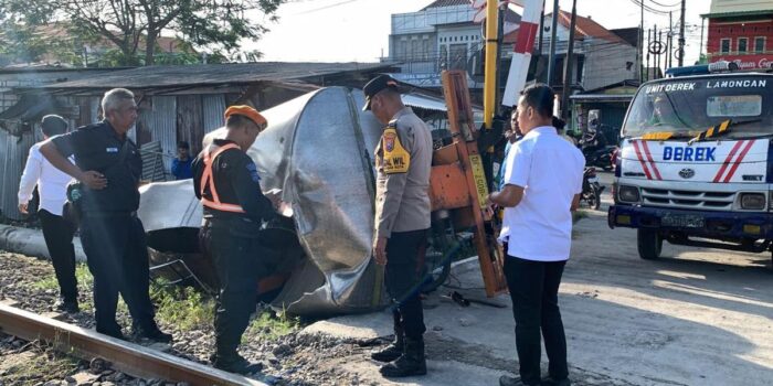 Berita KA Ambarawa ‘Seruduk’ Truk Tangki yang Terobos Palang, 1 Orang Tewas