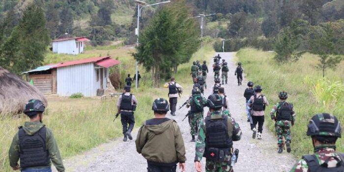 Berita TNI Baku Tembak dengan KKB di Sekitar Bandara Aminggaru Ilaga Papua