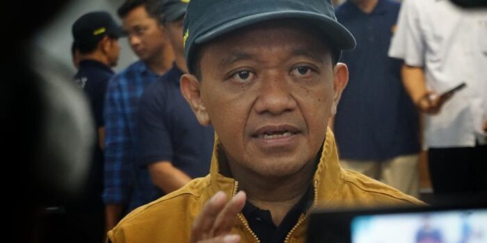 Berita Dicari Massa Aksi, Bahlil Keluar dari Pintu Belakang Bandara Sorong