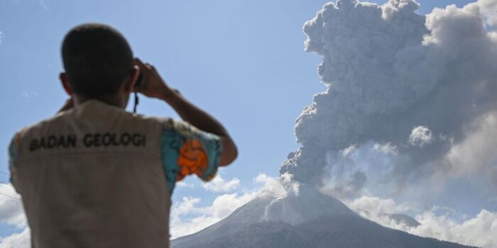 Berita 12 KK Diungsikan Imbas Gunung Lewotobi Laki-laki Meletus