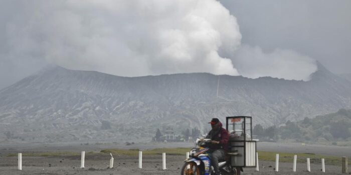 Berita Gunung Semeru 5 Kali Erupsi Sejak Sabtu Pagi, Tinggi Letusan 900 M
