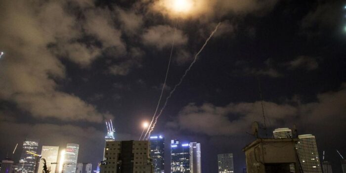 Berita Israel-Iran Saling Serang Pasokan Listrik, Picu Pemadaman di 2 Negara