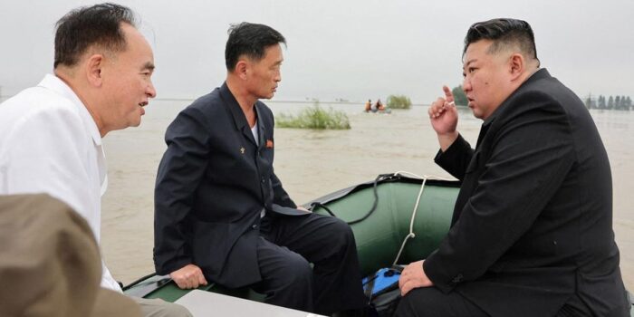 Berita Kim Jong Un Suruh Anak Sekolah Bikin Tanggul buat Tangkal Banjir