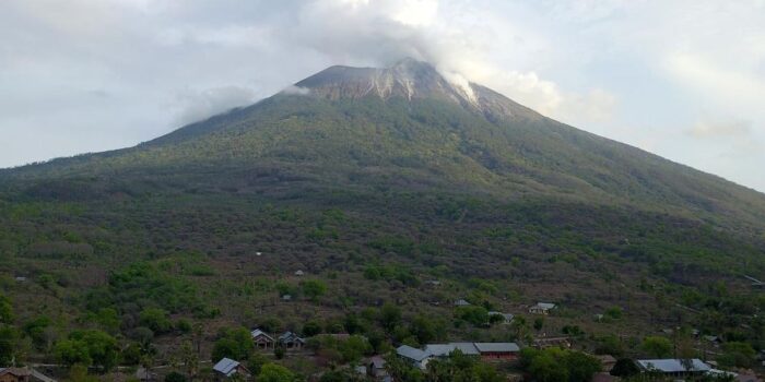 Berita Gunung Ili Lewotolok NTT Erupsi Disertai Lontaran Lava Pijar Malam Ini
