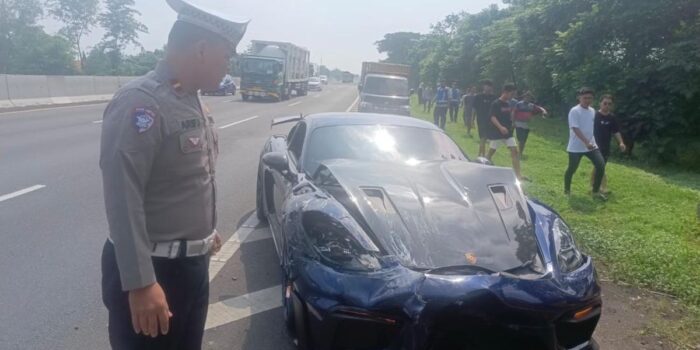 Berita Porsche Melaju 100 Km Lebih Saat Tabrak Toyota Rush di Sidoarjo