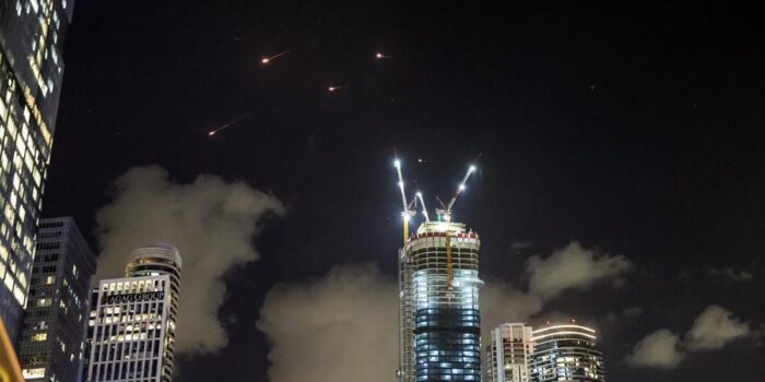 Berita Iran Hujani Rudal, Gedung Pencakar Langit Israel Berguncang Keras
