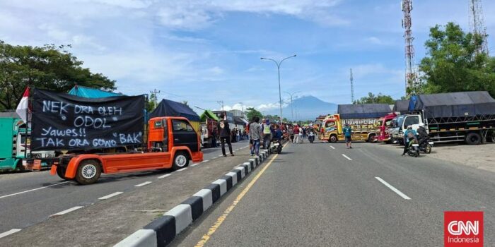 Berita Ratusan Sopir Truk Demo Larangan ODOL, Jalan Solo-Karanganyar Diblokir