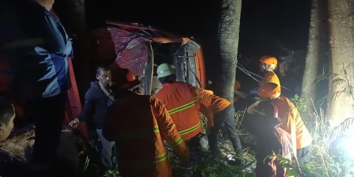 Berita Truk Muatan Solar Terguling di Bali Akibat Rem Blong, Sopir Tewas