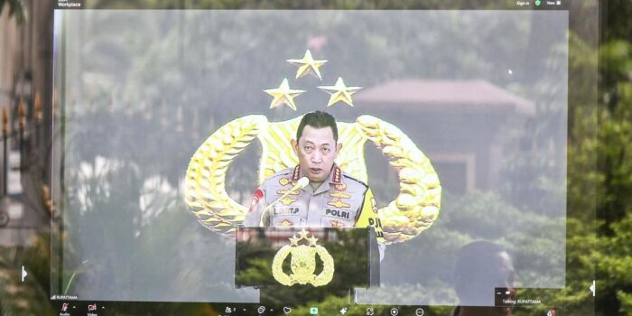 Berita Seskab Teddy Bantah Isu Pergantian Kapolri