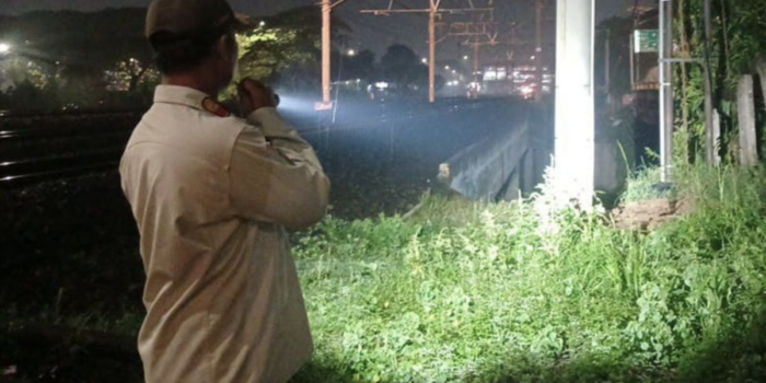 Berita Malam-malam Susuri Tembok Bolong Jatinegara, Petugas Amankan 3 Wanita