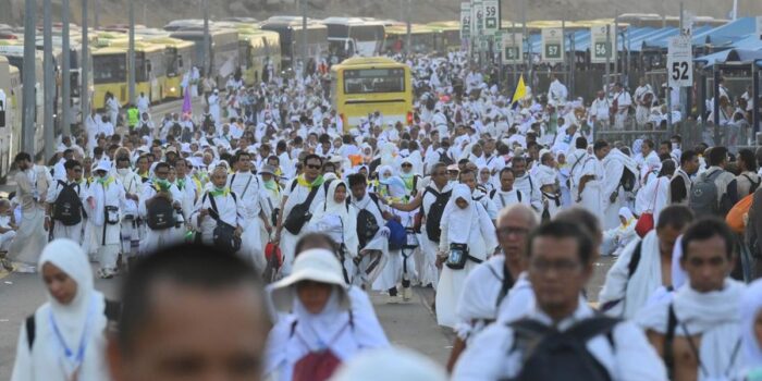 Berita Ribuan Jemaah Haji Jalan Kaki dari Muzdalifah ke Mina Imbas Bus Telat