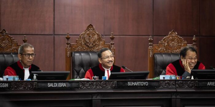 Berita Komisi II DPR Nilai Putusan MK Soal Pemilu Daerah & Nasional Paradoks