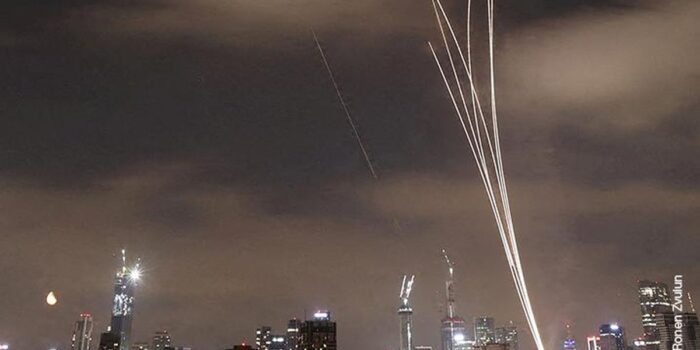 Berita Akses Internet Iran Mati usai Digempur Hujan Rudal Israel Lagi