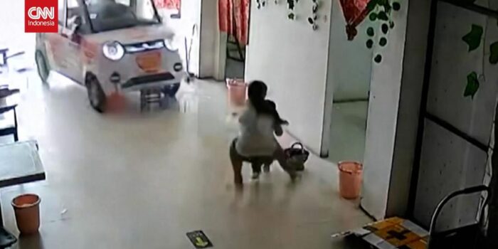 Berita Detik-detik Gadis Selamatkan Adik Nyaris Ditabrak Mobil Listrik