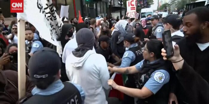 Berita Demo Imigran LA Meluas, Massa Bentrok dengan Polisi di Chicago
