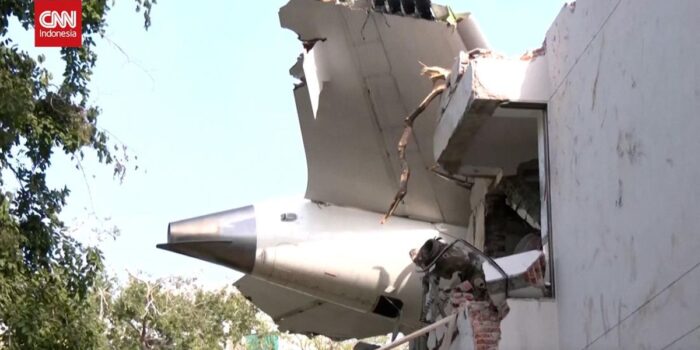 Berita Air India Hancur Tabrak Asrama, Sisa Ekor Pesawat
