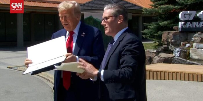 Berita Momen Trump Jatuhkan Dokumen Perjanjian AS-Inggris