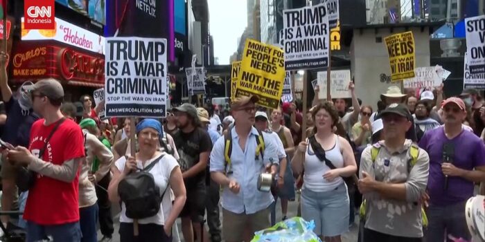 Berita Ratusan Orang di New York Protes Serangan AS ke Iran