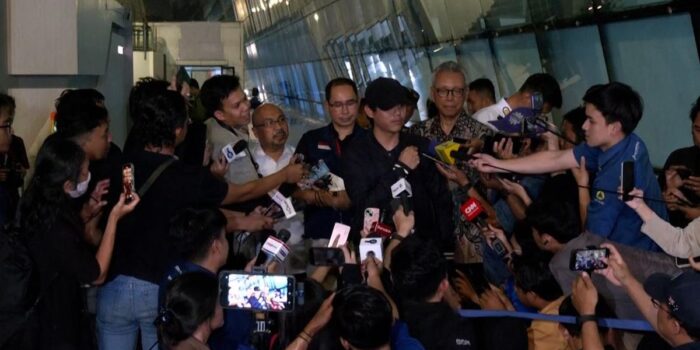 Berita Momen 11 WNI Dievakuasi dari Iran TIba di Bandara Soetta