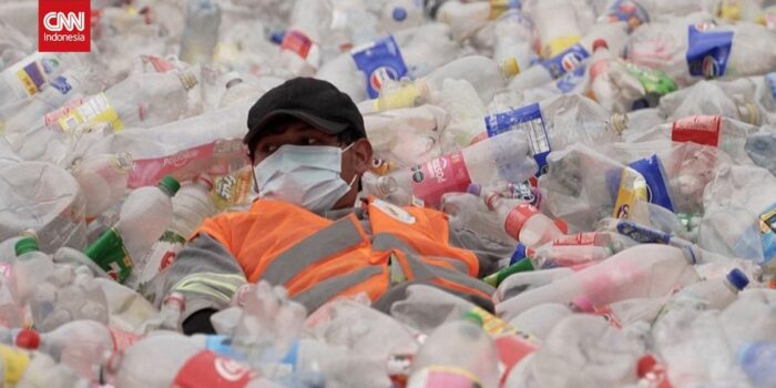 Berita Bogota ‘Banjir’ Botol Plastik saat Demo Pekerja Daur Ulang