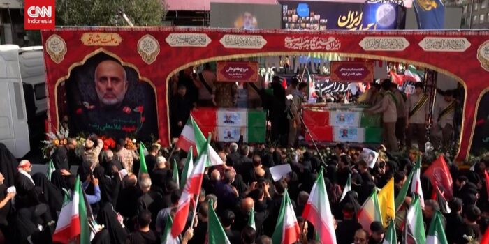 Berita Ratusan Ribu Warga Iran Hadiri Pemakaman Petinggi Militer