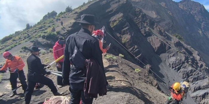 Berita Metode Evakuasi Pendaki Brasil di Gunung Rinjani: Ditandu dan Lifting