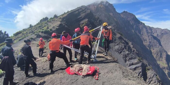 Berita Basarnas Pastikan Pendaki Brasil Jatuh di Gunung Rinjani Meninggal