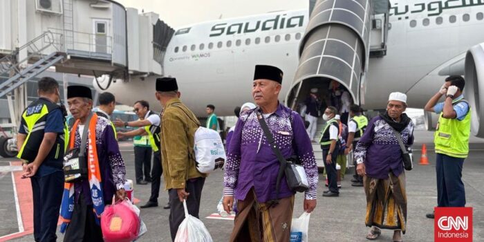 Berita Usai Ancaman Bom, 376 Jemaah Haji Jatim Tiba di Surabaya dengan Selama
