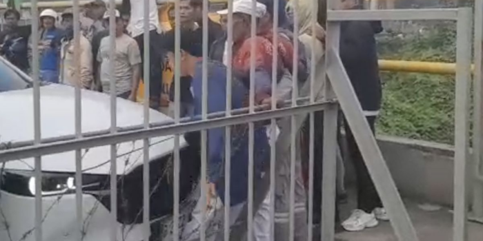 Berita Mobil Anggota DPRD Cilegon Diduga Tabrak Pedemo, Kaki Korban Terjepit