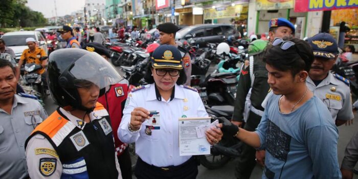 Berita Pakar soal Walkot Surabaya Segel Parkir Minimarket: Aneh & Paradoks