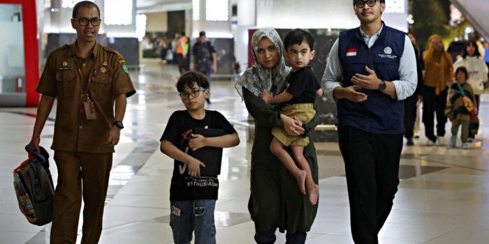 Berita Kemlu RI Evakuasi 51 WNI Iran-Israel Imbas Timur Tengah Membara