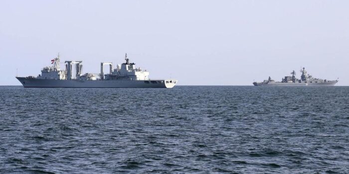 Berita Bikin Tegang, Helikopter Iran Usir Kapal Perang AS di Teluk Oman