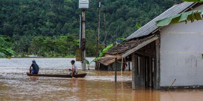 Berita 4 Sungai Meluap Rendam 9 Kecamatan di Sinjai Sulsel, 3 Jembatan Putus