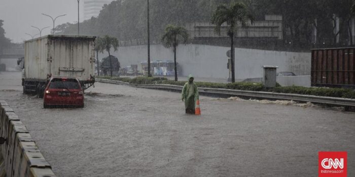 Berita Tol Cawang Arah Bekasi Terendam Banjir, Kemacetan Mengular