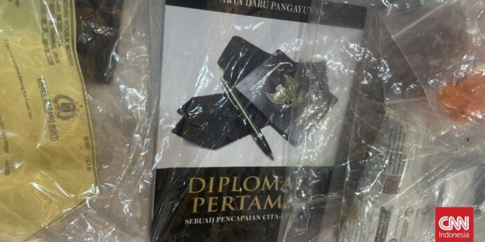 Berita Polisi Temukan Buku Karya Arya Daru Berjudul ‘Diplomat Pertama’