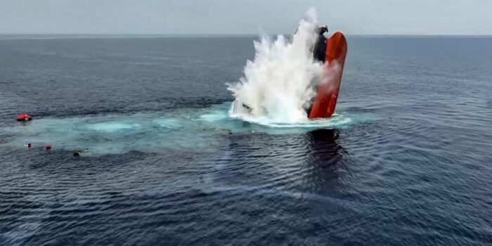 Berita Detik-detik Kapal Kargo Tenggelam Dirudal Houthi di Laut Merah